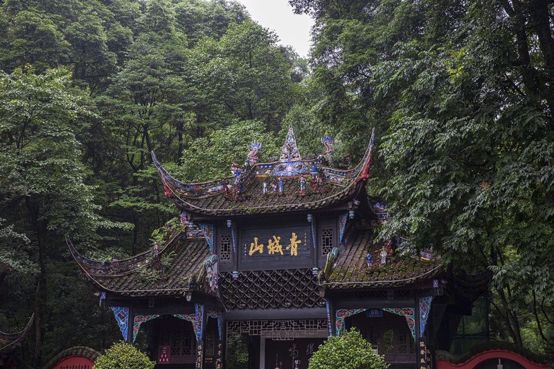 云南，一个四季如春的美丽之地。每到节假日或周末，总会有不少游客和家庭前往这里享受自然风光与文化魅力。为了帮助大家更好地规划行程，今天我们就来一起看看旅行社为云南旅行准备的价目表吧！
